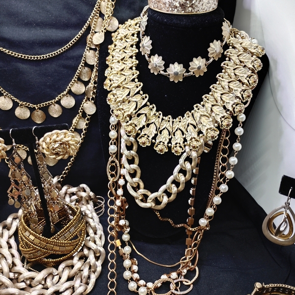 Lot#3 Chic Goldtone Jewelry Collection - Picture 4 of 10